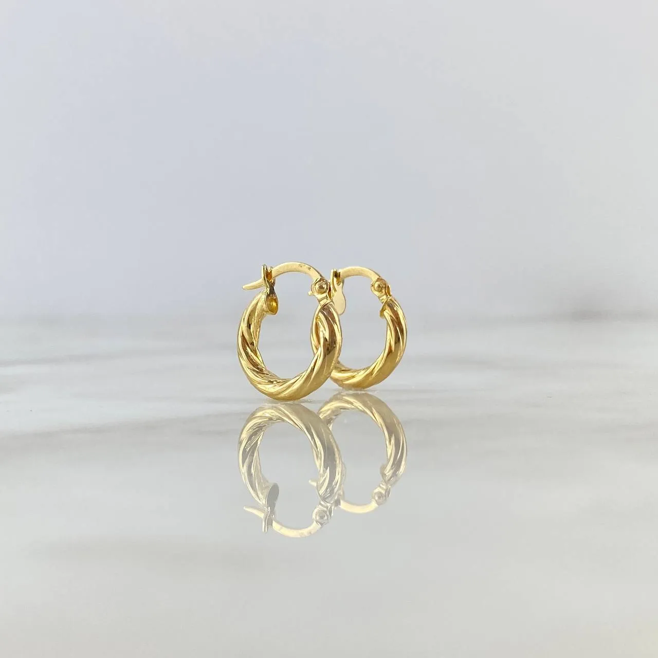 18K Yellow Gold Mary Braided Hoop Earrings 1.25gr / 0.55in