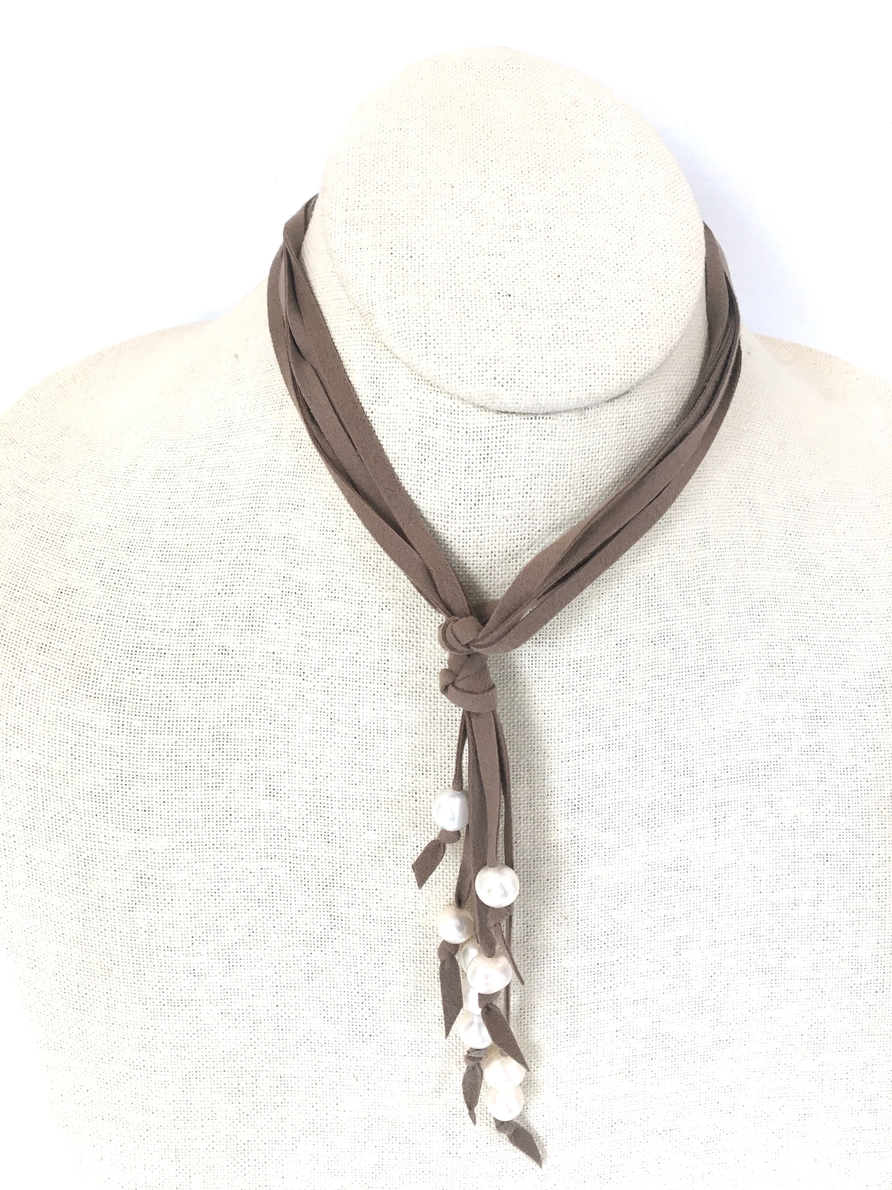 Camilla suede necklace - taupe/white